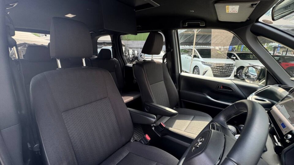 Toyota Voxy — foto galeri 9