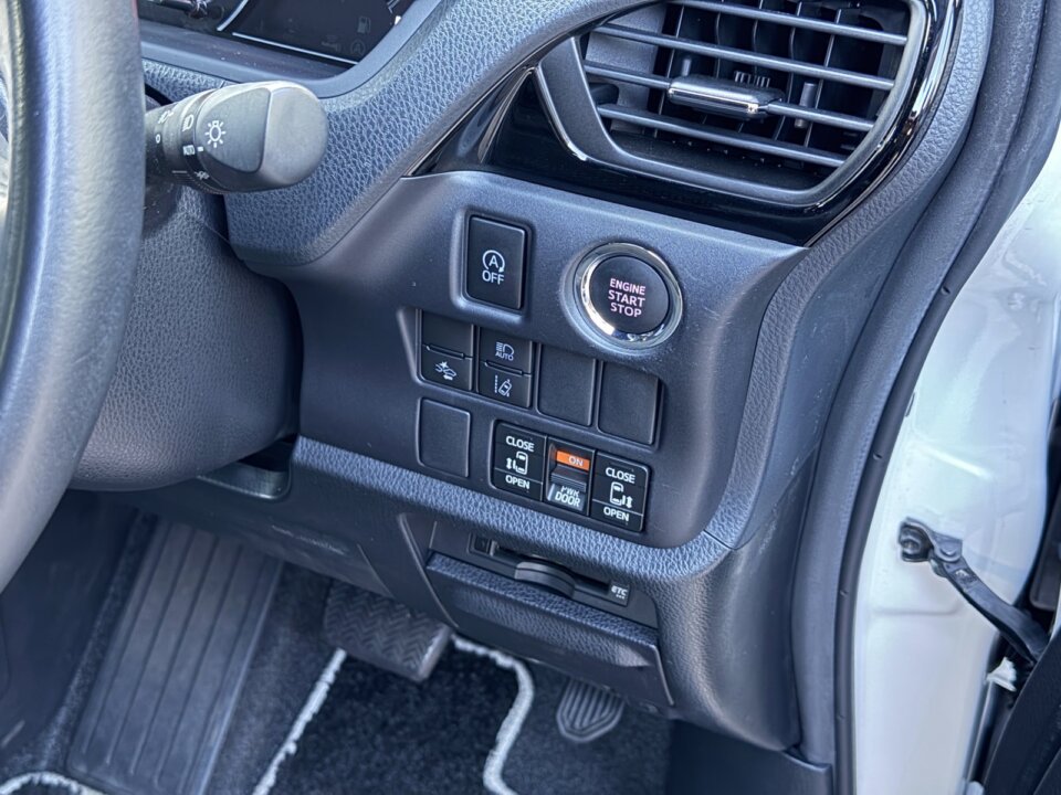 Toyota Voxy — foto galeri 3