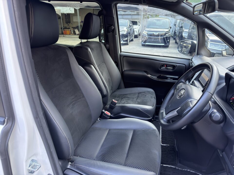 Toyota Voxy — foto galeri 8
