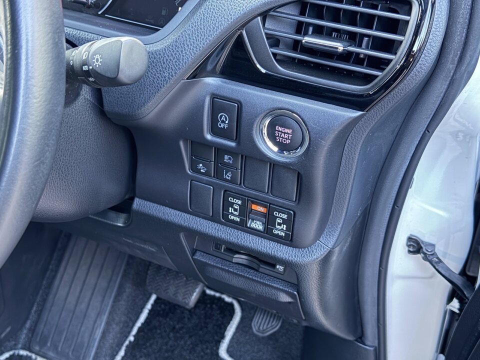 Toyota Voxy — foto galeri 9