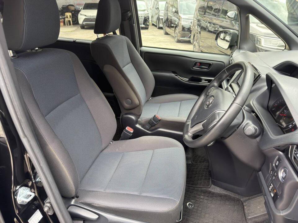 Toyota Voxy — foto galeri 7