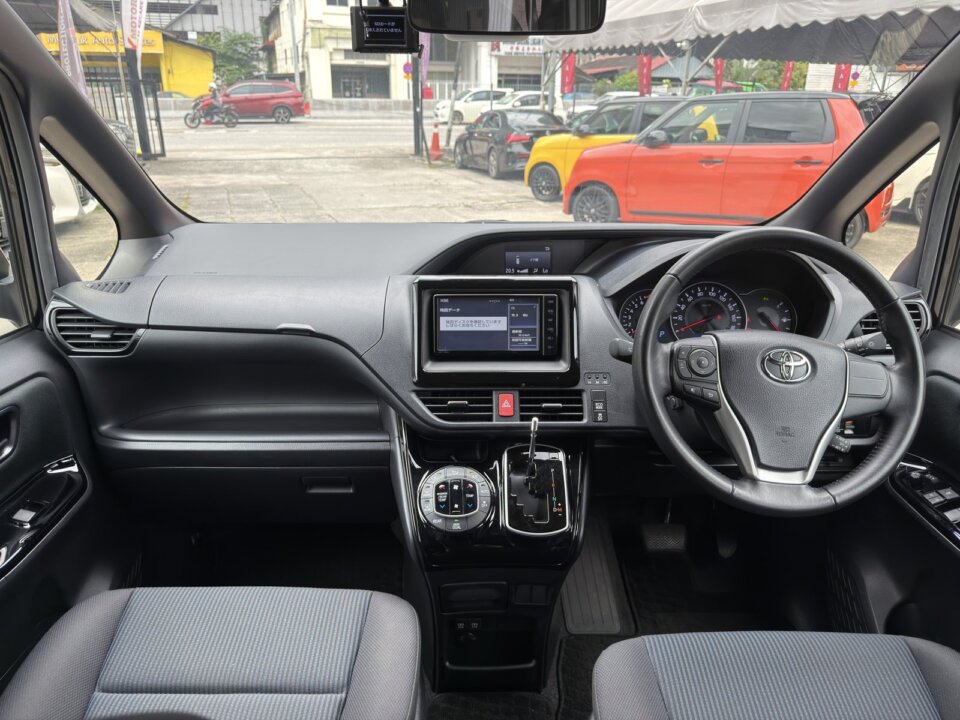 Toyota Voxy — foto galeri 8