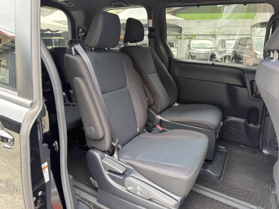 Toyota Voxy — foto galeri 9
