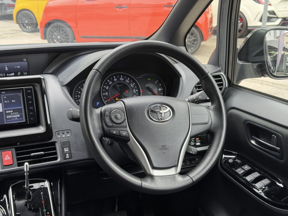 Toyota Voxy — foto galeri 10