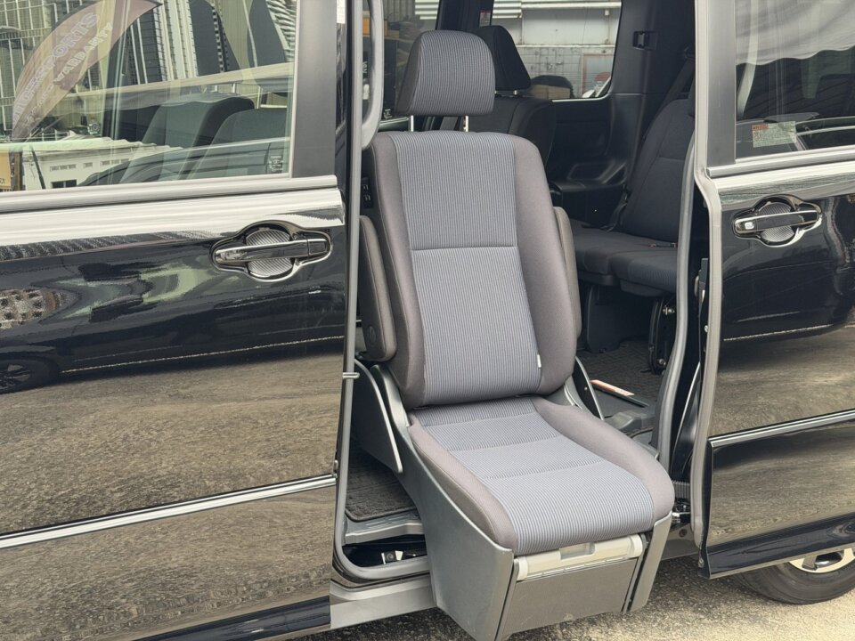 Toyota Voxy — foto galeri 12