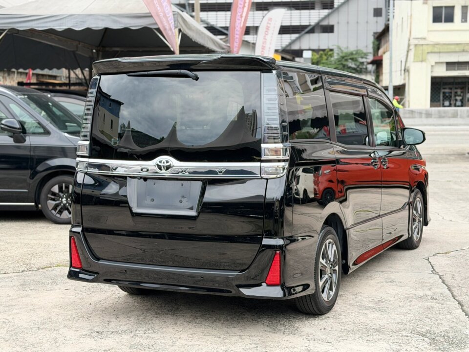 Toyota Voxy — foto galeri 14