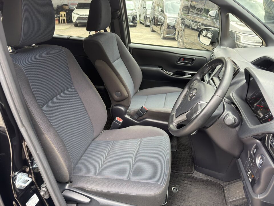 Toyota Voxy — foto galeri 17