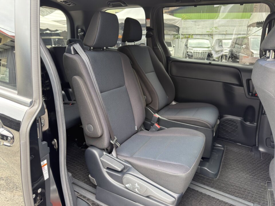 Toyota Voxy — foto galeri 18