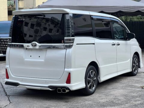 Toyota Voxy — gambar utama