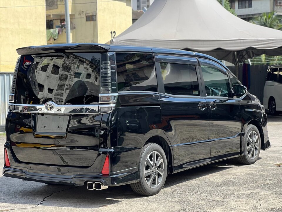 Toyota Voxy — foto galeri 2