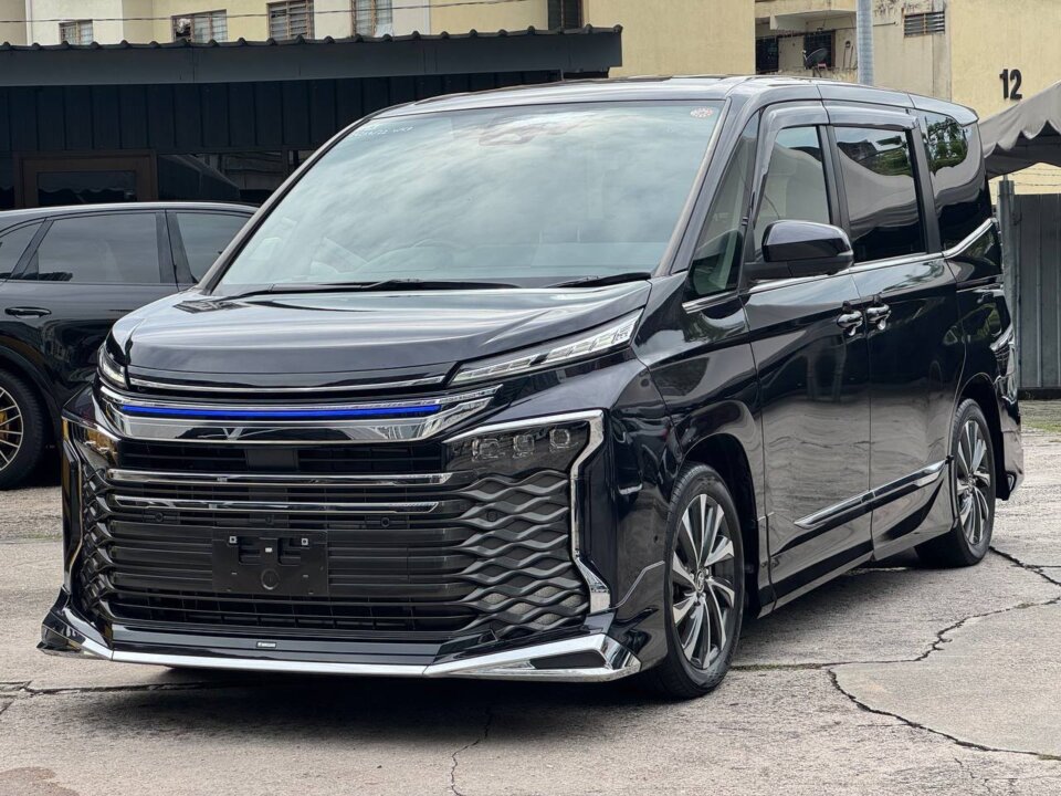 Toyota Voxy — gambar utama